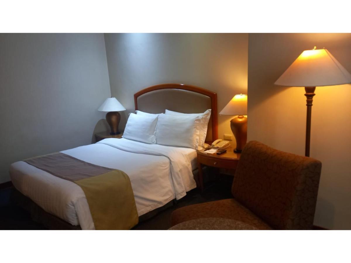 Capital O 914 Makati Palace Hotel マカティ エクステリア 写真